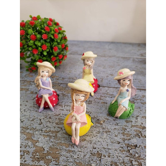 Toptan Meyve Üzerinde Oturan Mini Sevimli Kız Biblo Toptan Meyve Üzerinde Oturan Mini Sevimli Kız Biblo